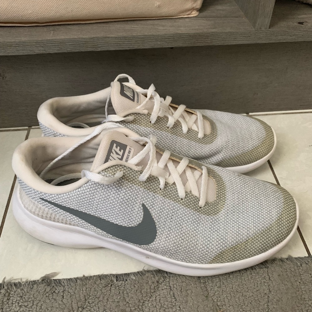WOMENS NIKE SIZE 8.5 GYM SHOES